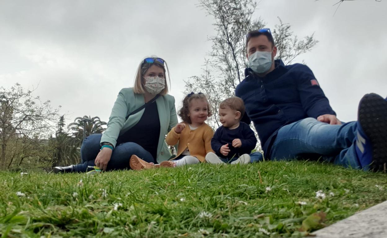 Alba López y Borja Oleiro junto a sus hijos, Ane de dos años y Peio de ocho meses./